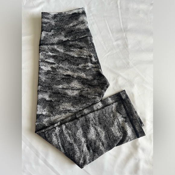 Lululemon Wunder Under Crop - Size 6 Black White - Picture 2 of 7